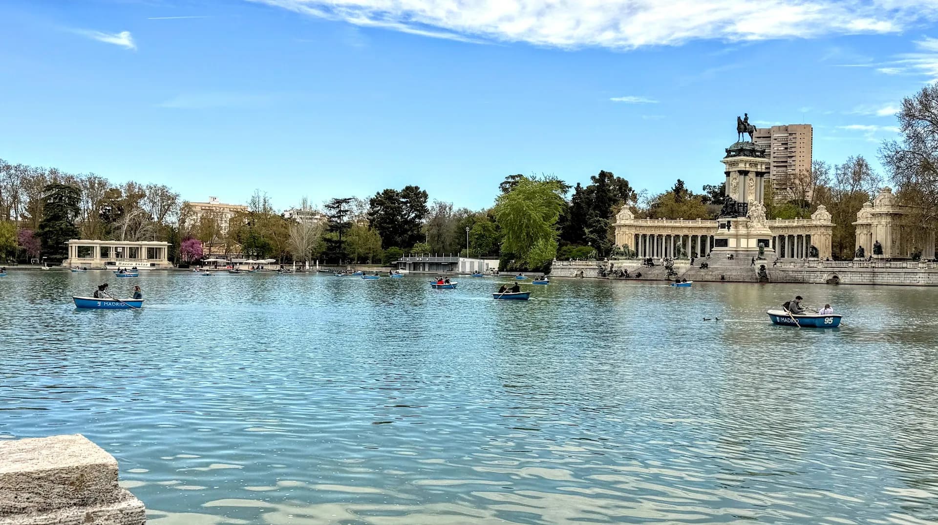 Rowing a boat on the Estanque Grande del Retiro